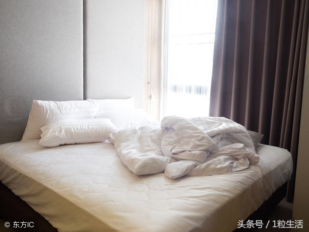去除床单血渍后床单变白,白床单发黄用什么洗能变白