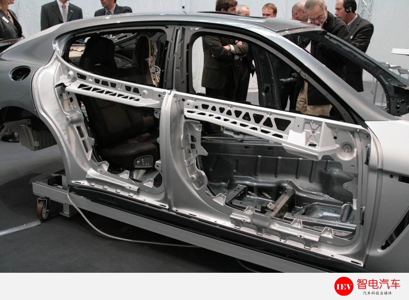 吉利帝豪：孤胆英雄实在太累，自主谁能帮我，一起挑翻美日德？