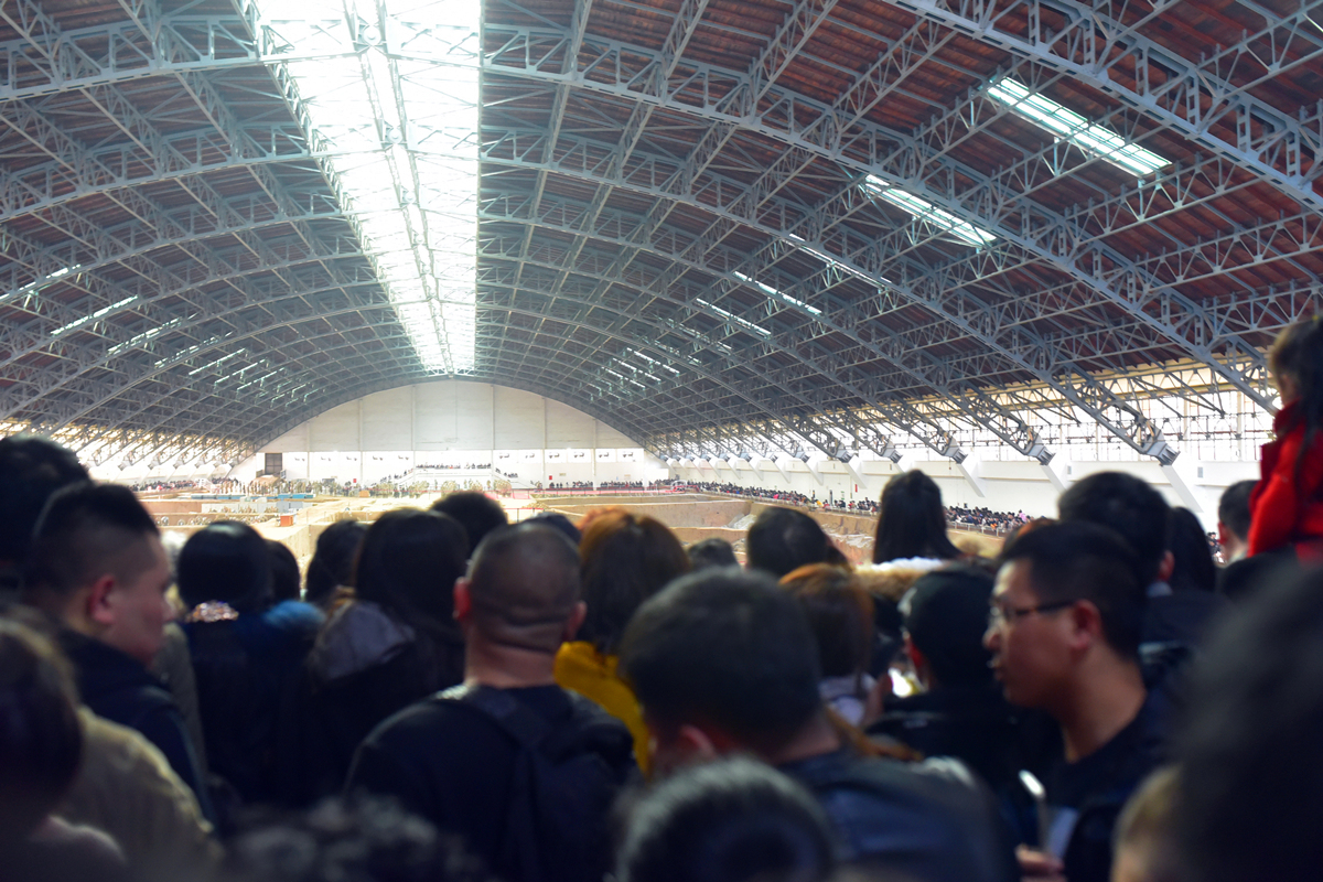 西安兵马俑景区人山人海,11万人挤爆兵马俑景区