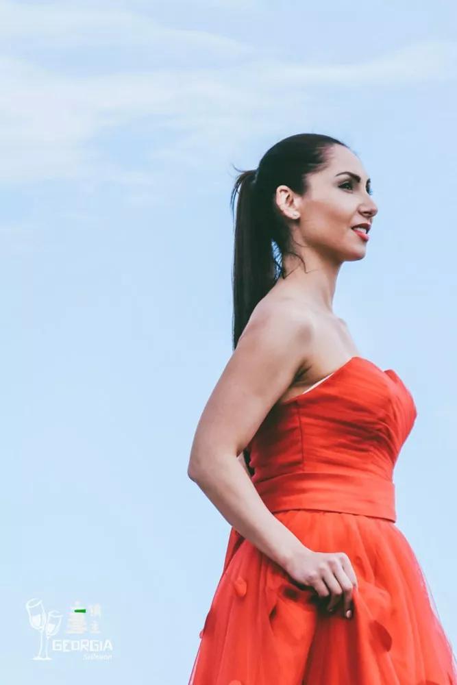 藏在山谷间的红酒小镇,藏在山谷的红酒小镇