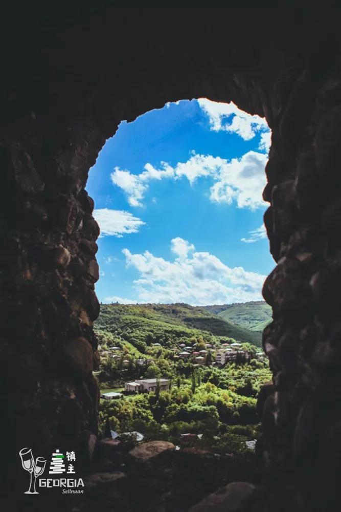 藏在山谷间的红酒小镇,藏在山谷的红酒小镇