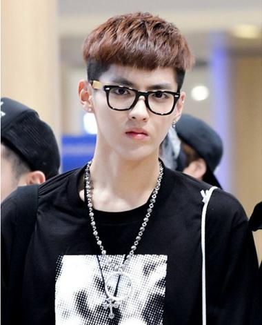 最流行学生男生的发型图片,发型男生碎发锅盖头
