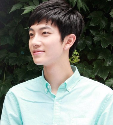 最流行学生男生的发型图片,发型男生碎发锅盖头