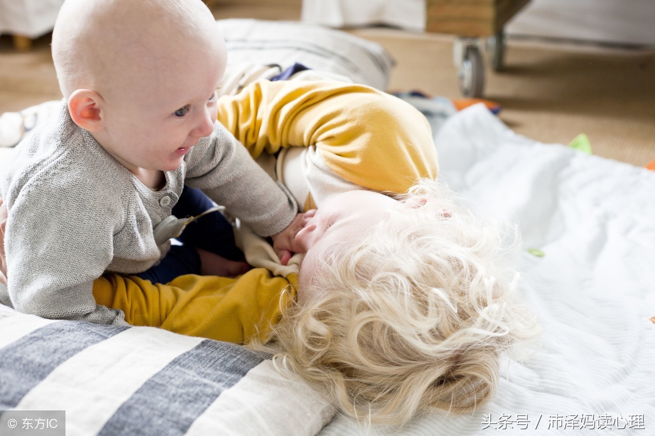 宝宝为什么喜欢抠妈妈的嘴巴,为什么宝宝老爱抠嘴巴