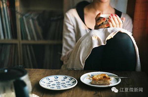 武汉爹爹暴雨中趟水染丹毒|大妈疑似被迫录视频：生吃灯泡、金鱼、仙人球