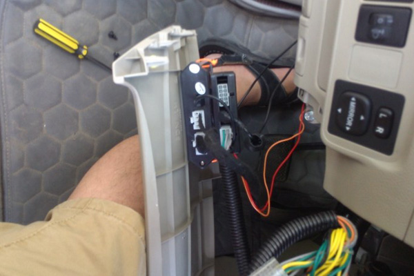 全新卡罗拉如何安装自动大灯,14款卡罗拉低配加装自动大灯开关