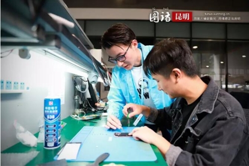 平凡岗位上的最美劳动者90后手机医生和快送员