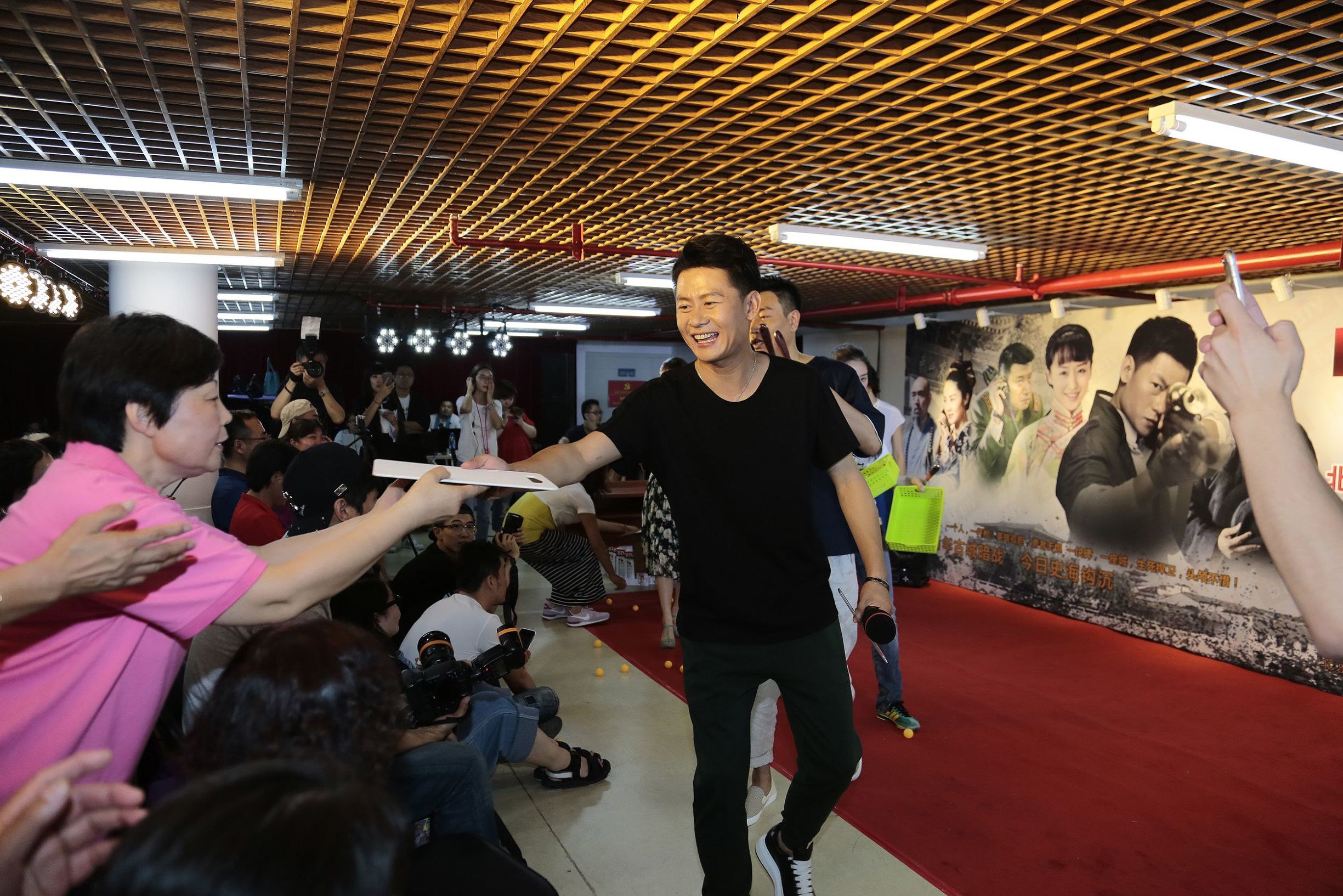 《寒山令》剧组走进永外街道现场大玩护宝接力