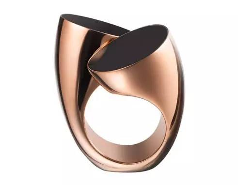 夏天当然少不了一件吊带裙,夏天需要一条温柔的吊带裙