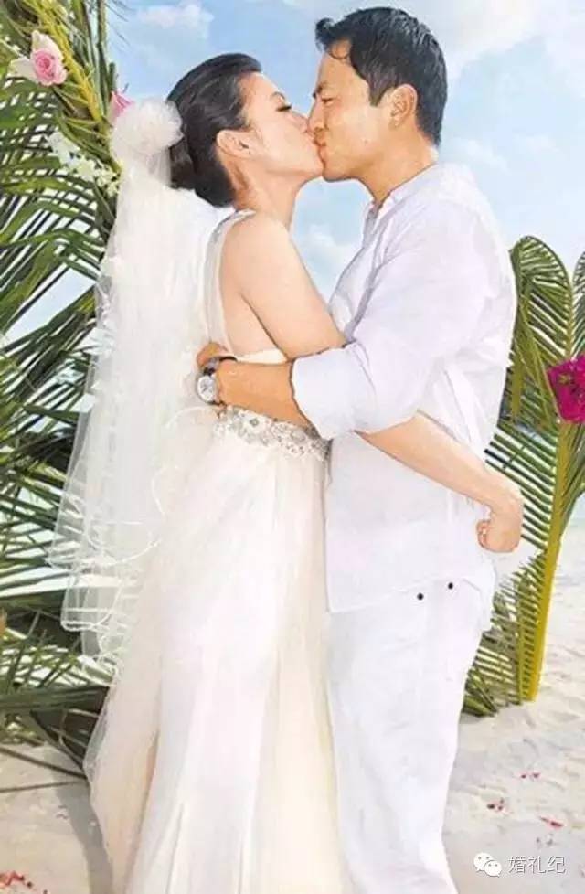 大部分人接吻是怎么吻的,婚礼上的亲吻是怎么吻的