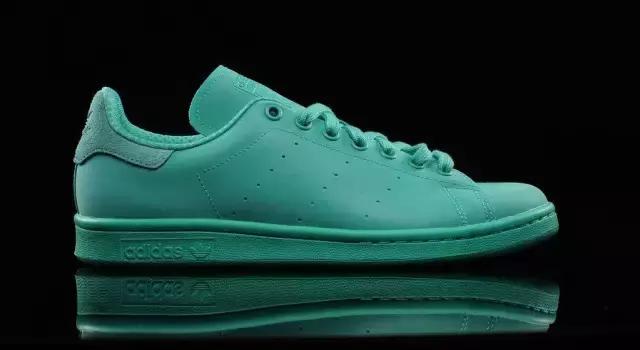 颤抖吧！一起来设计一双“拉痛恨”配色的三叶草吧！