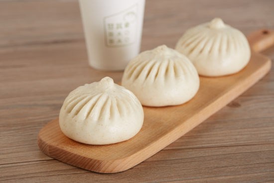 为了叫板美国汉堡，他把包子店开到哈佛大学，一年卖出3个亿