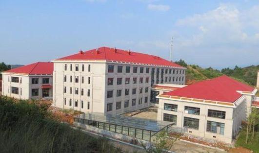 建全套实木家具的官员公寓！村民叫苦：太奢侈！