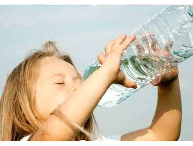 宝宝饮水中毒的危害,喝水不当竟会中毒如何健康饮水