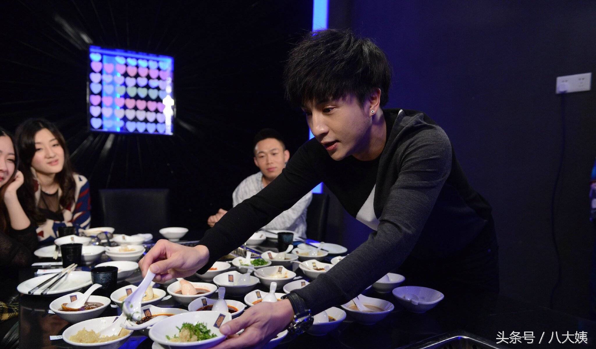 郑爽的炸鸡店vs薛之谦的火锅店，谁是为了梦想谁是为了赚钱？