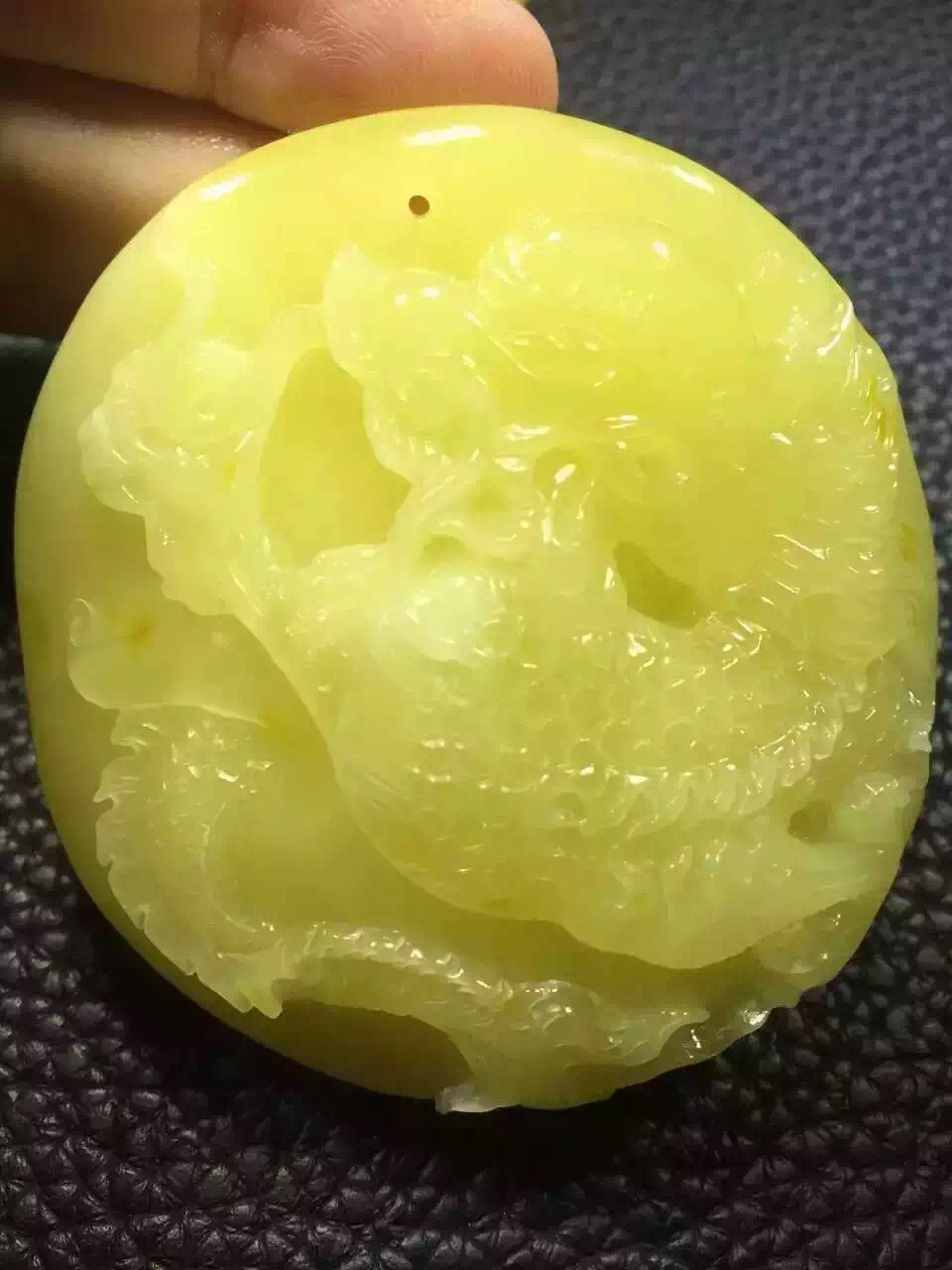 蜜蜡手串能不能长期佩戴,长期佩戴蜜蜡有什么好处和坏处