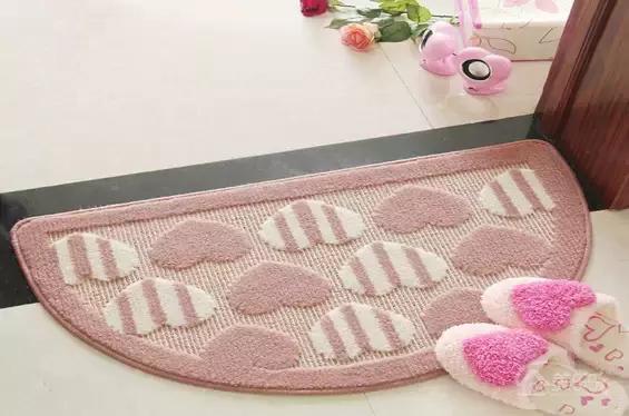 家里地毯脏了最简单清理干净方式,家里的地毯脏了在家怎样清洗