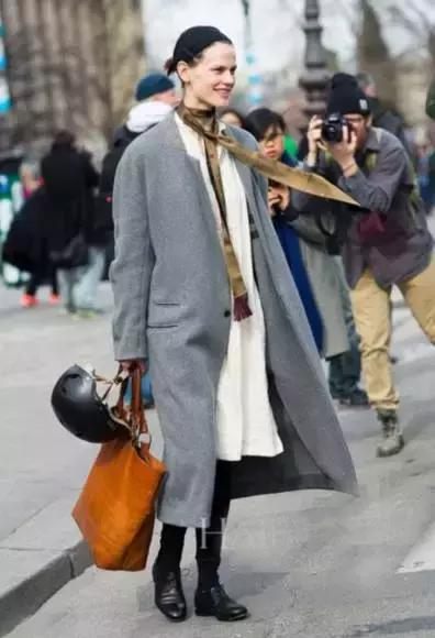 老有所依刘涛丝巾,刘涛红白玫瑰花丝巾