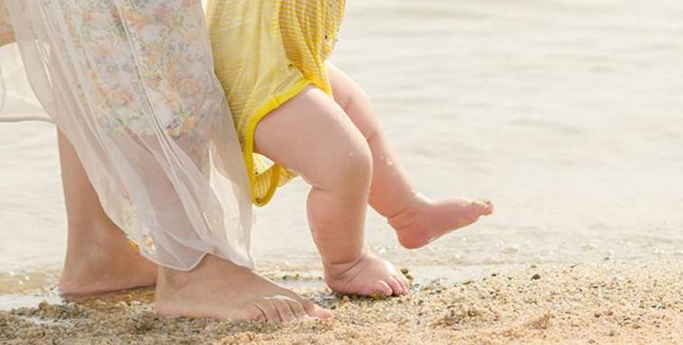 过早的让宝宝学站立的危害,过早领会对孩子有危害吗