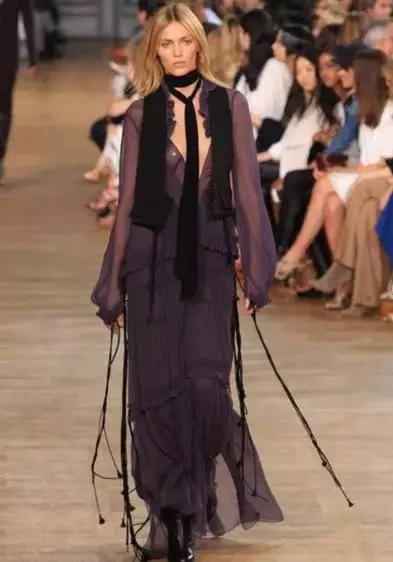 老有所依刘涛丝巾,刘涛红白玫瑰花丝巾