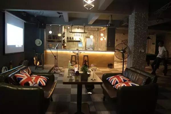 坪石第一家工业风清吧，在这里我可以泡一天。