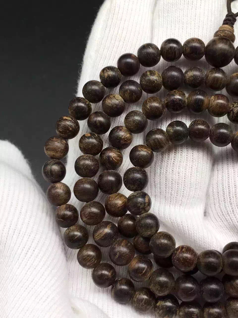 富二代为淘美女欢心，花80买一克奇楠沉香，美女看到当场说分手