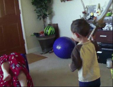 小孩泥水中被巨蟒缠住身体,小孩被巨蟒死死缠住