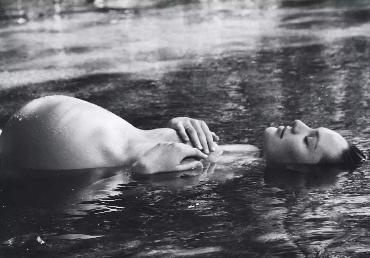 上帝の光｜穿衣服对她是种浪费，生的孩子叫腰精的后裔