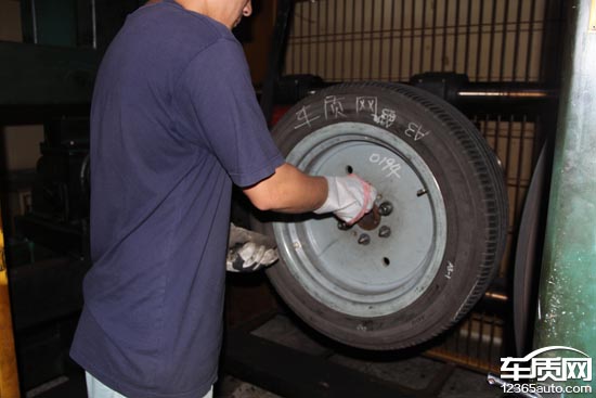 普利司通轮胎出现裂纹图片,普利司通动力侠龟裂解决了吗