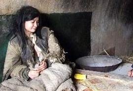 被拐来的疯女人吃了丈夫心脏，被逼死后四个爷们去埋，却再没回来