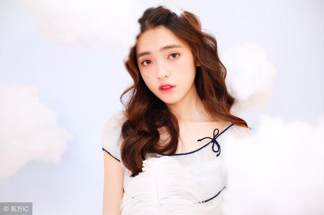 小说：主播岑川入职第一天头发就被染绿了，社恐的他想找个地缝钻