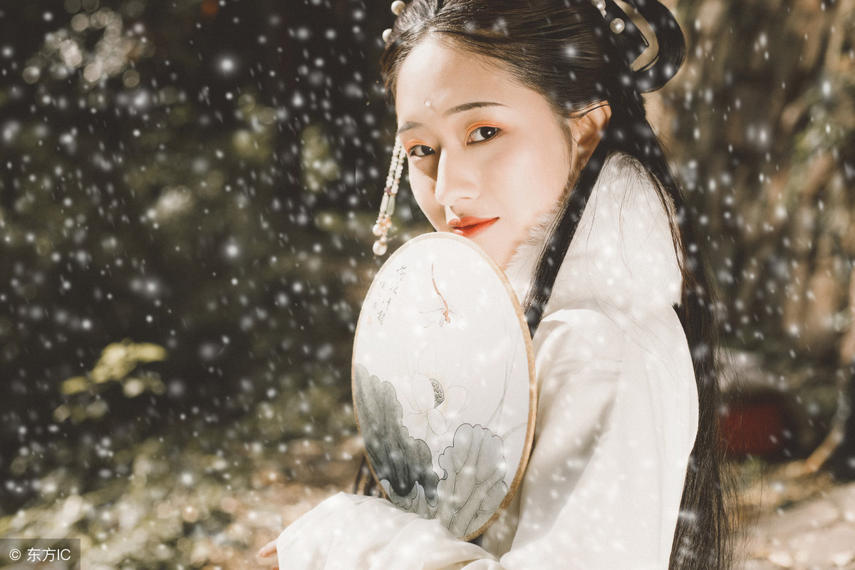 小说：王爷住进农女家，随手就给金叶子当小费，农女眼睛直冒光