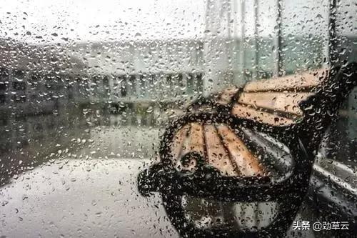 天下雨了可以打伞吗,天下雨了自己撑伞