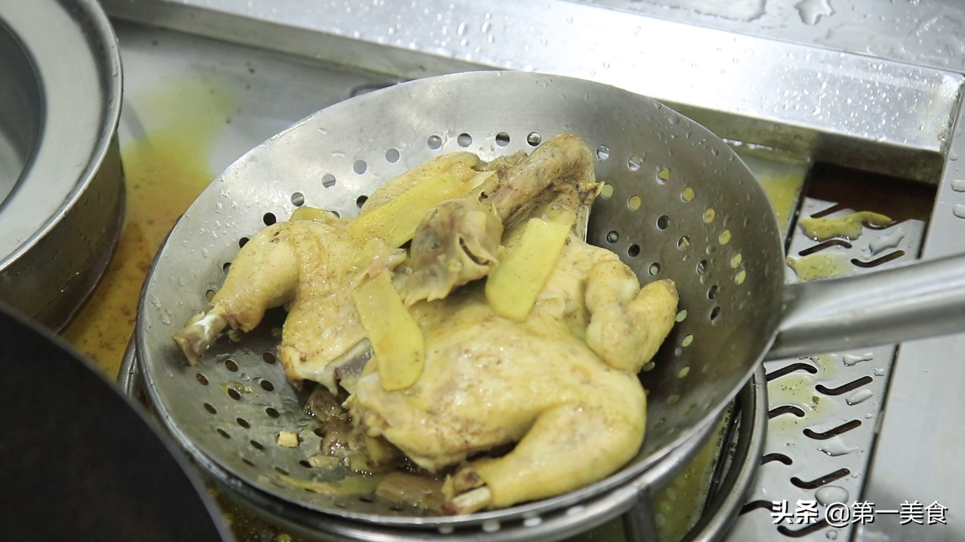 一整只炸鸡如何炸外酥里嫩,整只鸡油炸可以炸熟吗