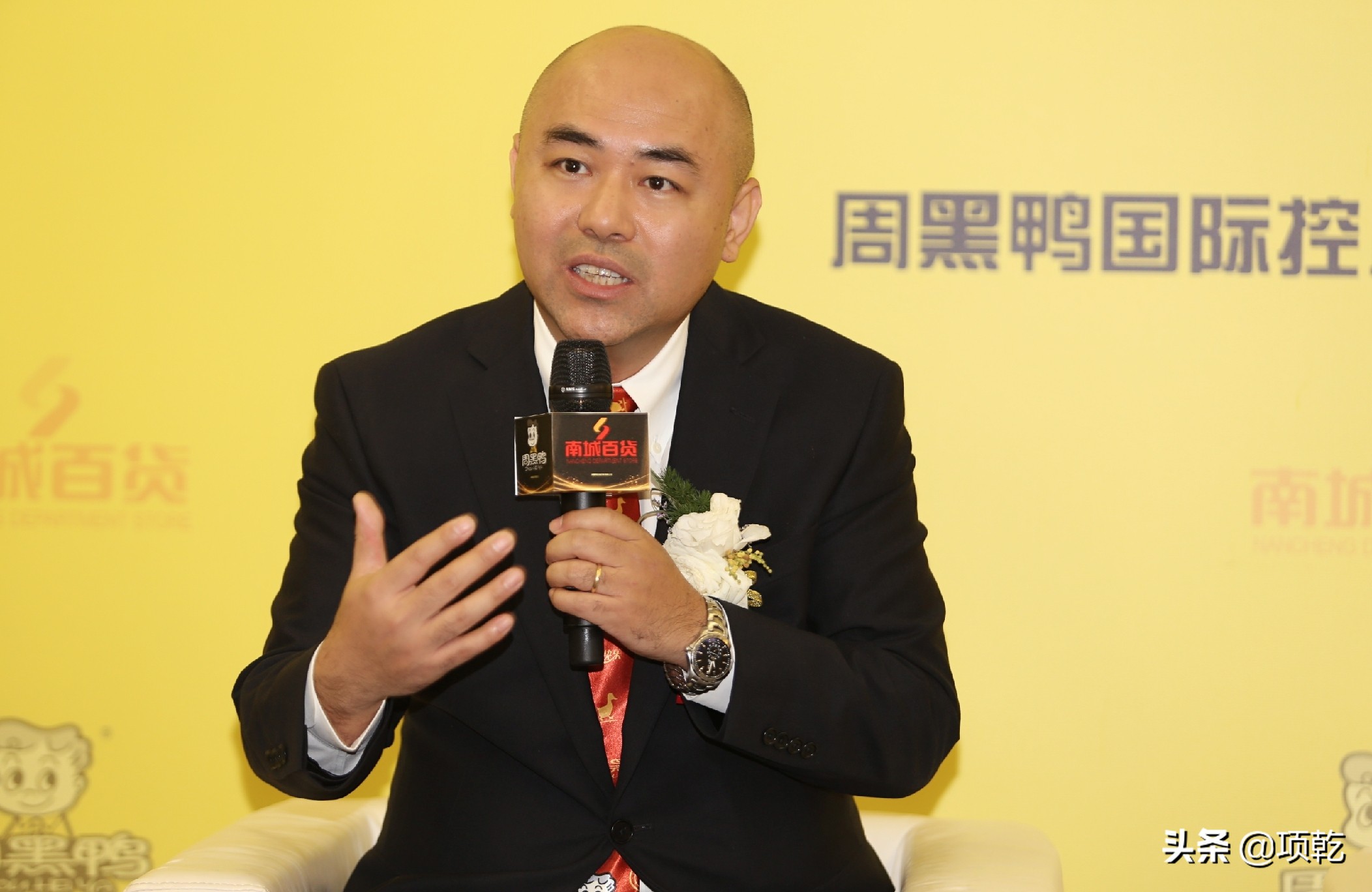 开一家周黑鸭店的条件和加盟费,周黑鸭经营模式是直营还是加盟