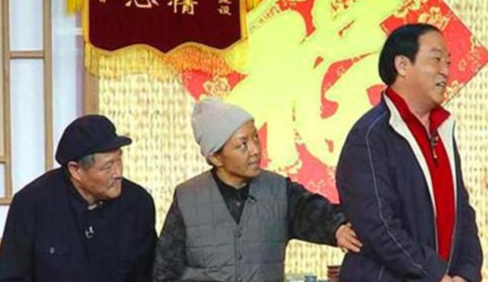 冯巩搭档牛群：被质疑贪污，64岁节目中晕倒，这些年他有多惨？