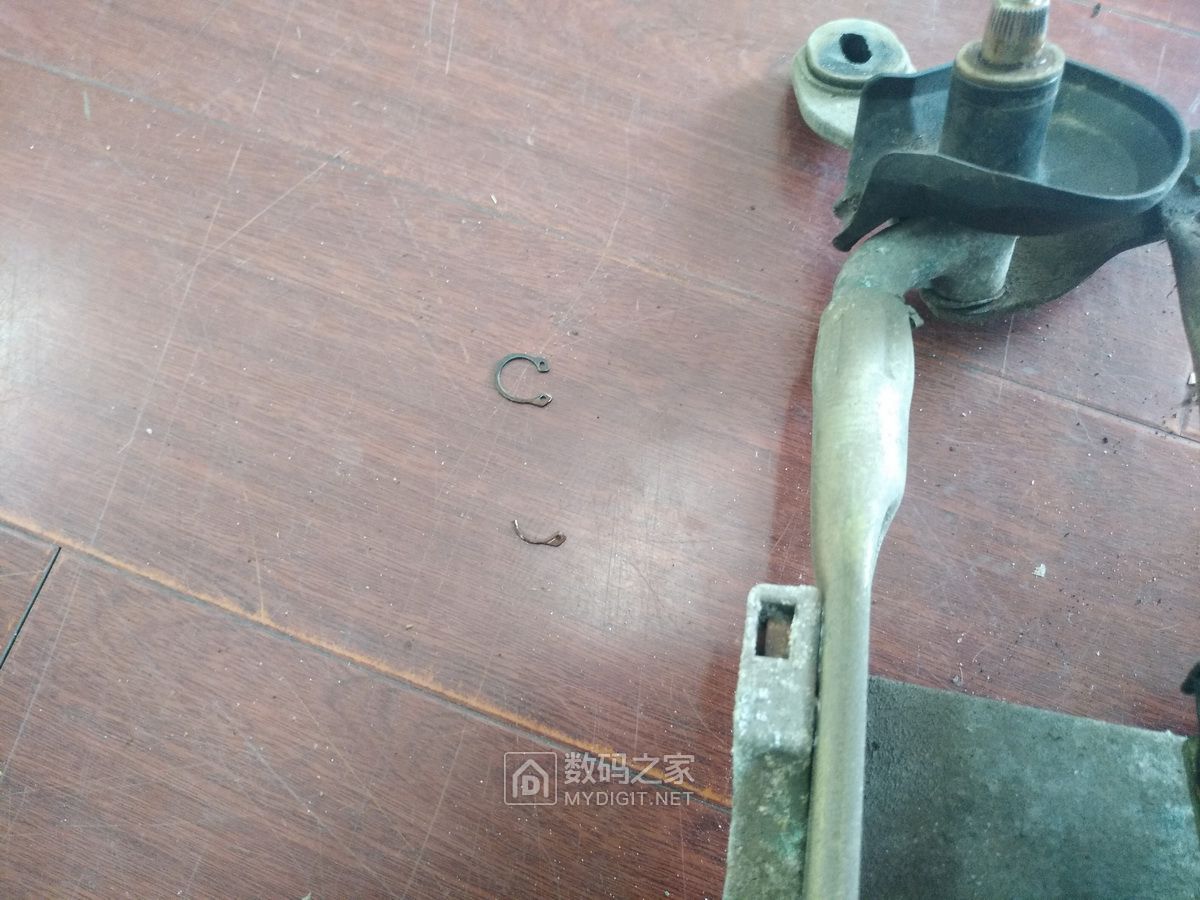 长城c30雨刷连杆怎么修,13年长城c30雨刮器怎么卸下来