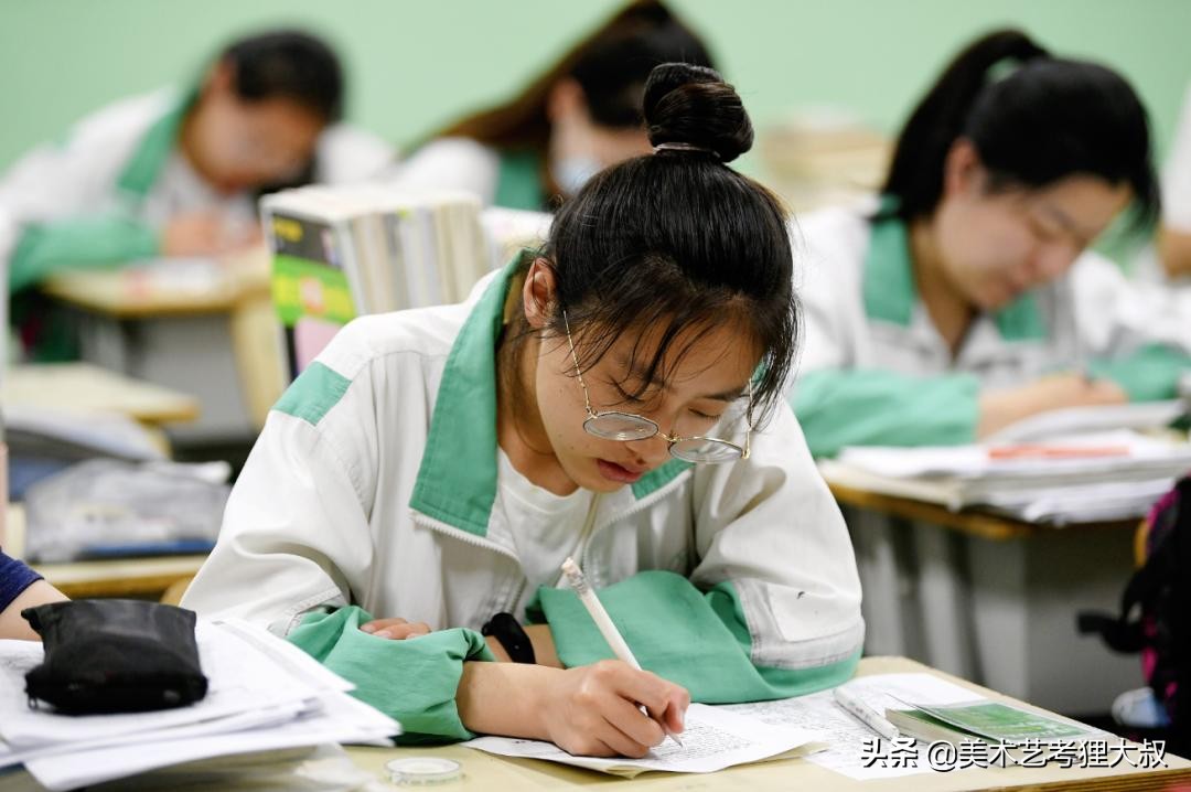 想学美术怎么选文理科,高二成绩一般学书法靠谱吗