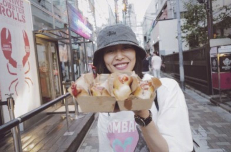 周冬雨少年的你演技混剪,少年的你幕后剧组陪周冬雨剃寸头