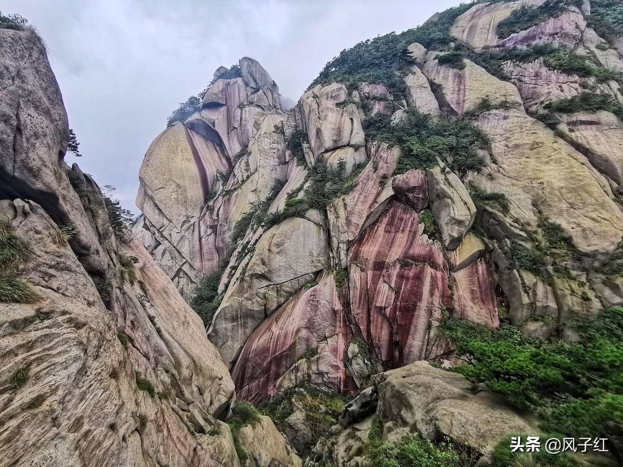 深山裸露的大块岩石,安徽名山大山