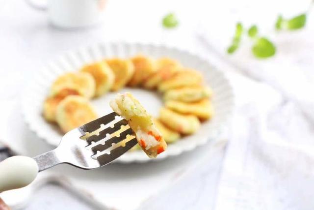 土豆饼煎不成形是什么原因,土豆饼蒸熟做法简单又好吃