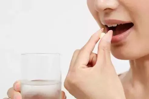 吃完药就躺下休息？当心食道粘膜受伤，专家：这4种药吃完不要躺