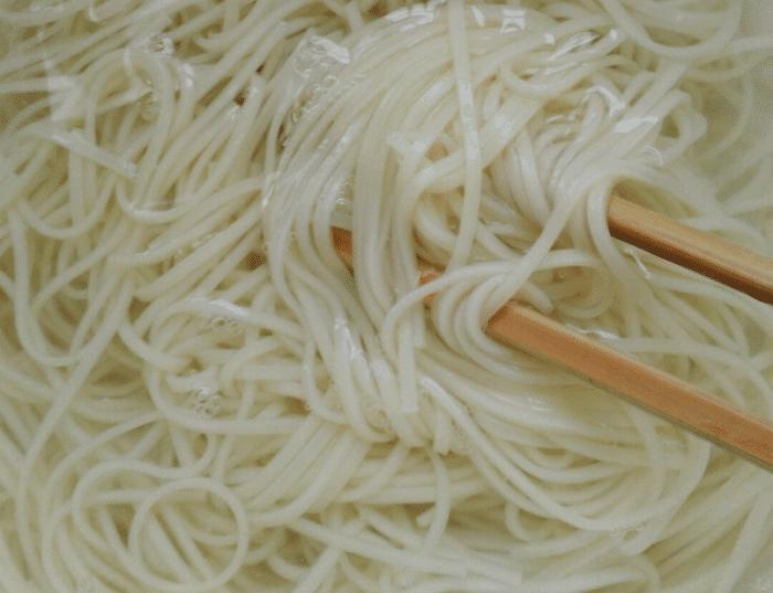煮面条黏糊糊做法,鲜面条怎样煮才能不坨