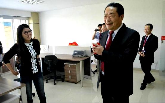 拉芳集团吴景璇全家福,拉芳集团老板个人资料简介