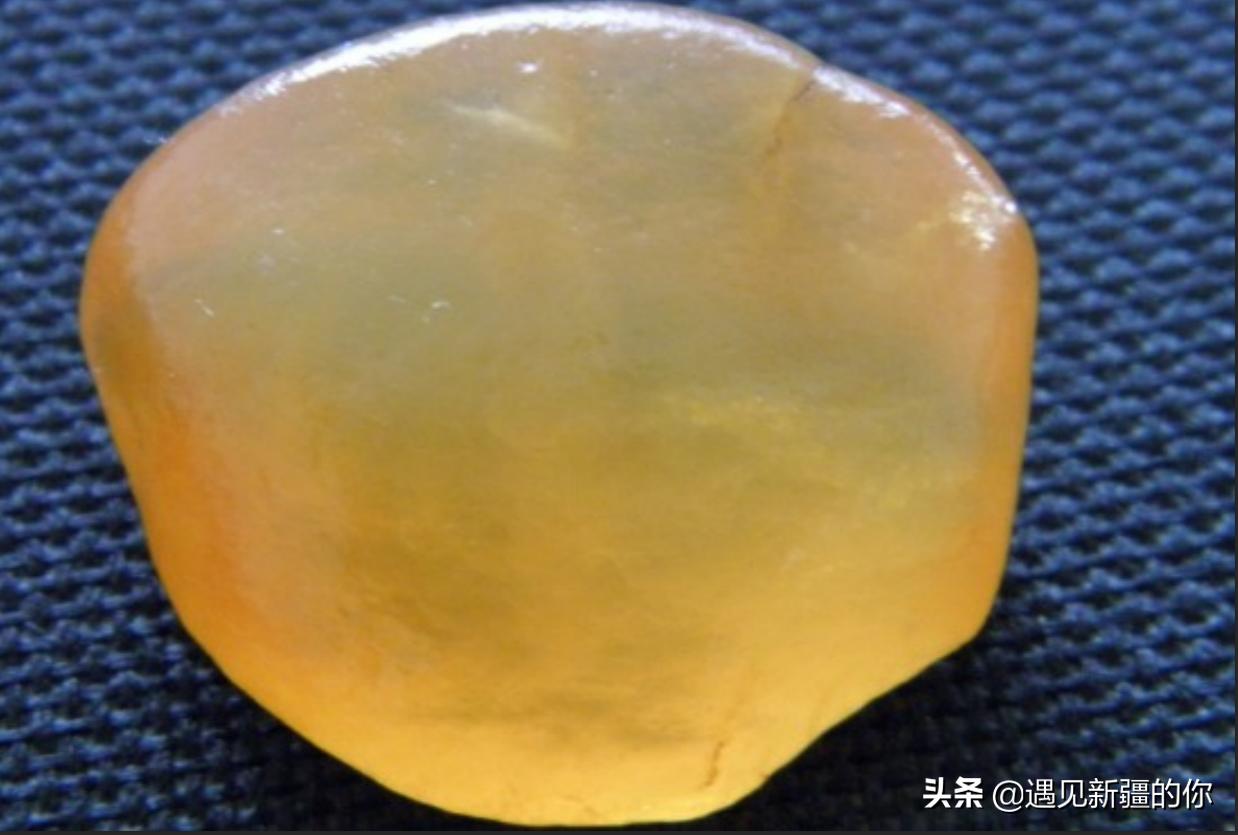 新疆戈壁滩上漂亮的金丝玉,新疆探险金丝玉