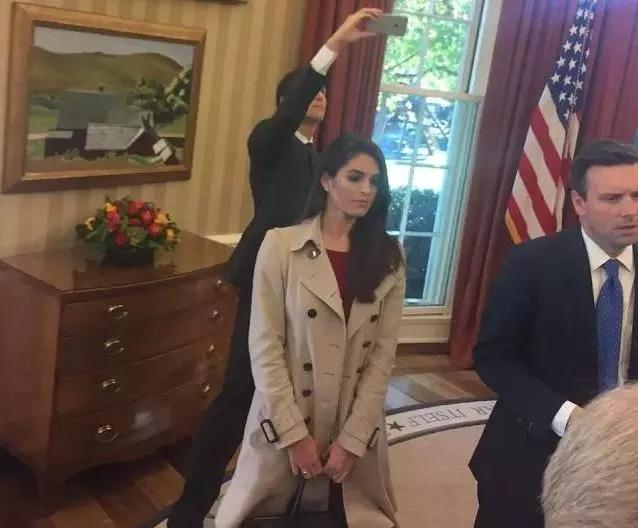 只因说错话，白宫美女主任哭着辞职，却依然被评为职场教科书员工