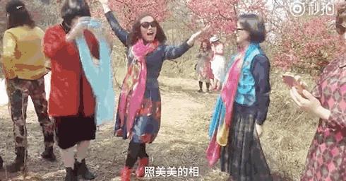 听说妈妈带着毛线披肩出游，画风是这样的……