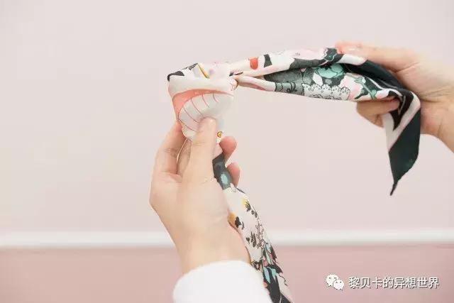 丝巾多种佩戴方式,丝巾的四种佩戴方式