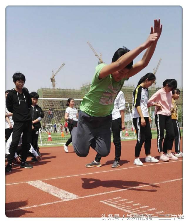 挥洒汗珠敢于拼搏,挥洒汗珠奋勇拼搏