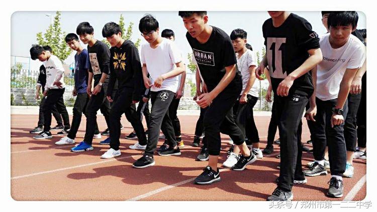 挥洒汗珠敢于拼搏,挥洒汗珠奋勇拼搏